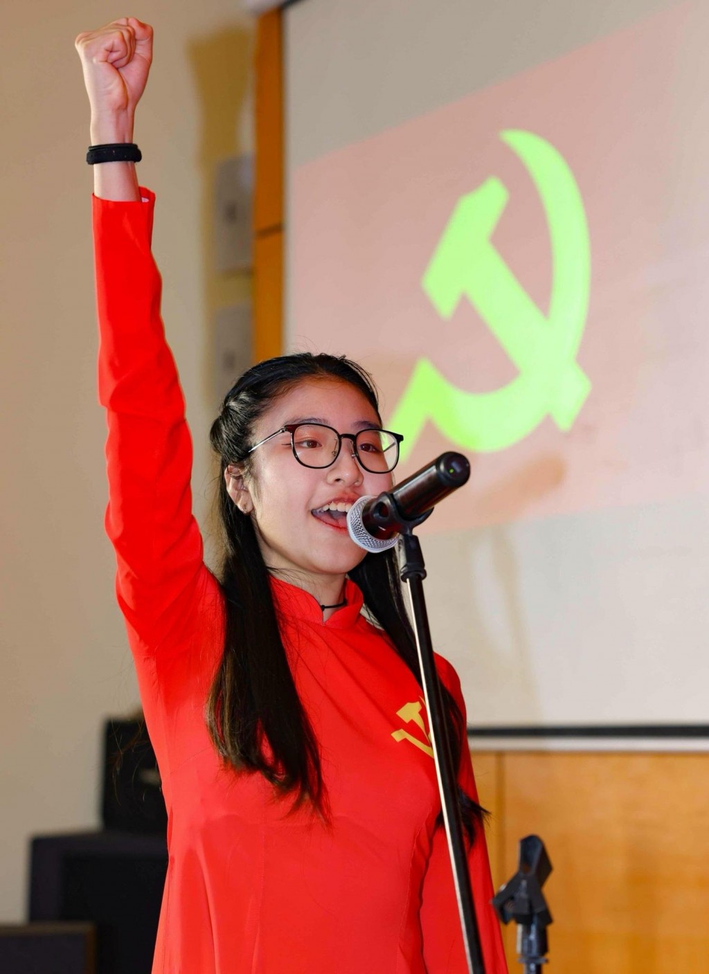 Đảng viên trẻ Đàm Ngọc Nhi tuyên thệ trong lễ kết nạp Đảng (Ảnh: Thanh Tùng)
