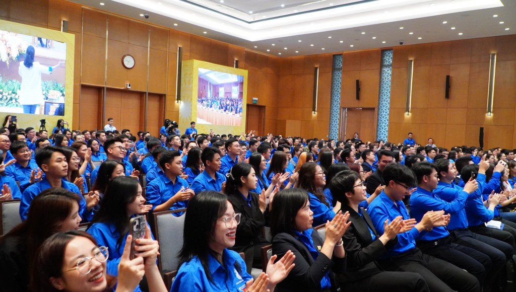 Đoàn viên, thanh niên hào hứng với câu trả lời của Thủ tướng và các đồng chí chủ trì