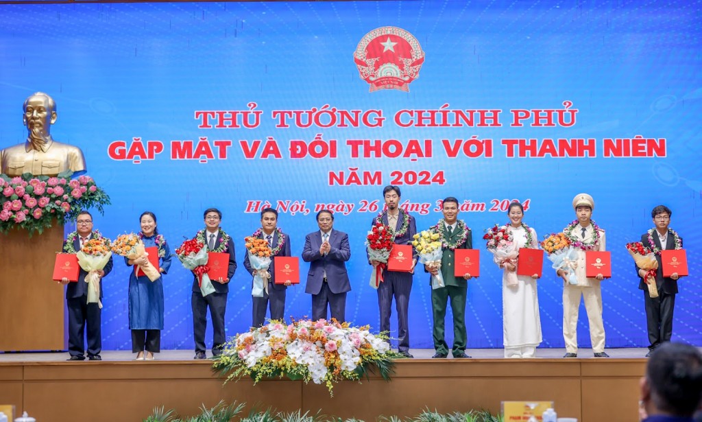 Thủ tướng chúc mừng các gương mặt trẻ tiêu biểu. 