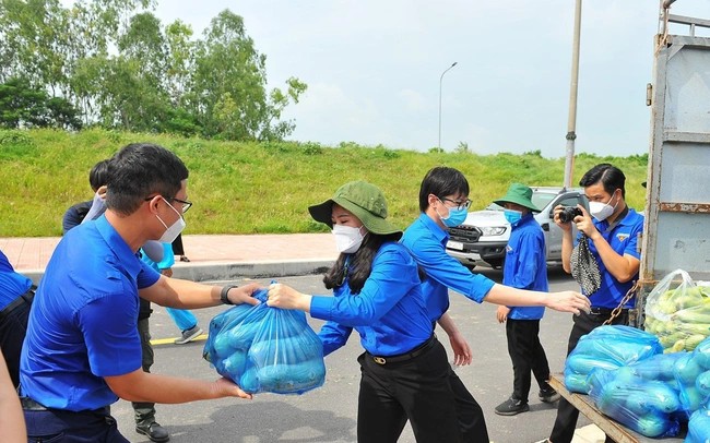 Nhiều thanh niên Thủ đô đăng ký tình nguyện, vận chuyển lương thực tới những nơi có ổ dịch COVID-19