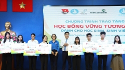 Trao học bổng “Vững tương lai” dành cho học sinh, sinh viên TP HCM