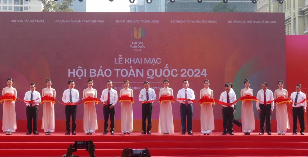 Các đồng chí lãnh đạo Đảng, Nhà nước thực hiện nghi thức cắt băng khai mạc Hội Báo toàn quốc năm 2024