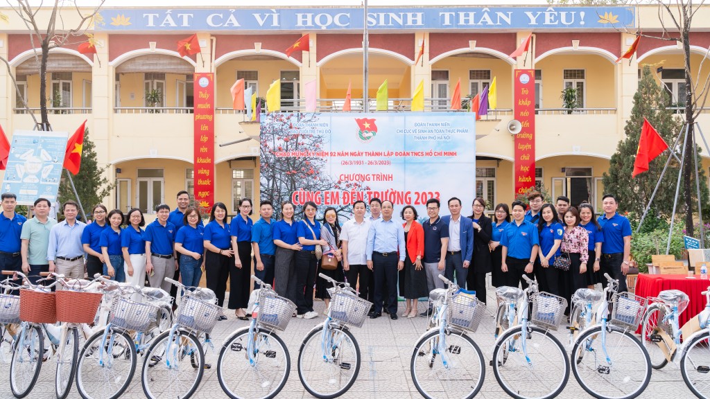 Chi đoàn Thanh niên báo Tuổi trẻ Thủ đô phối hợp cùng Chi đoàn Thanh niên Chi cục An toàn vệ sinh thực phẩm Hà Nội trao tặng xe đạp và quà tới các em học sinh