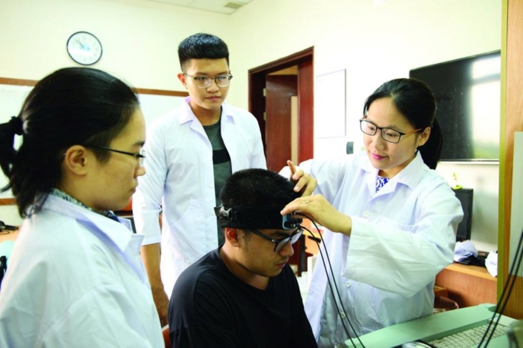 TS Hà Thị Thanh Hương (ngoài cùng bìa phải) và cộng sự đang thực nghiệm nghiên cứu về thần kinh