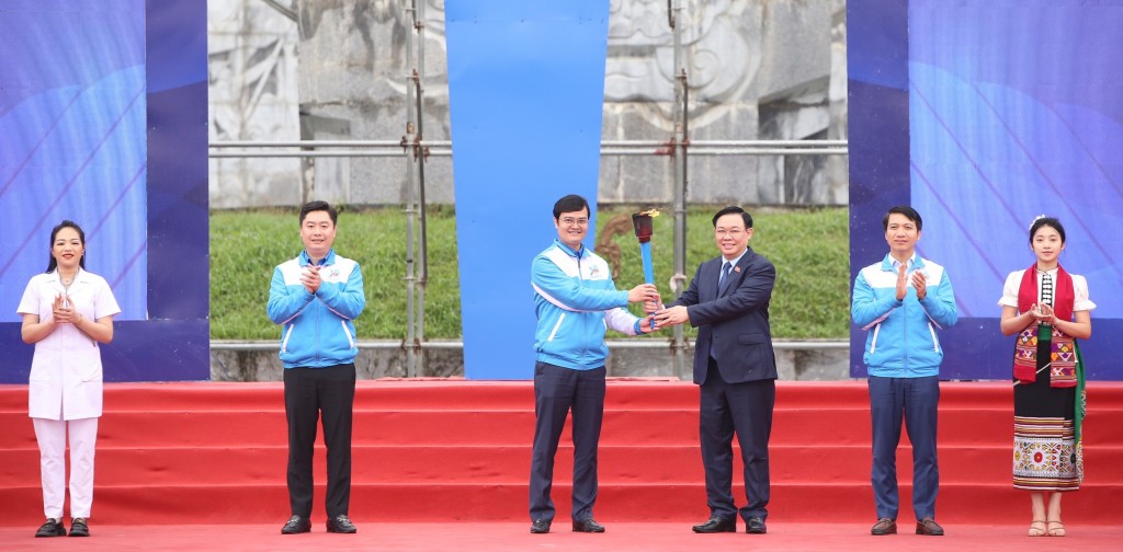 Chủ tịch Quốc hội Vương Đình Huệ trao ngọn đuốc khởi động Tháng Thanh niên năm 2024 cho Bí thư Thứ nhất Ban Chấp hành Trung ương Đoàn Bùi Quang Huy