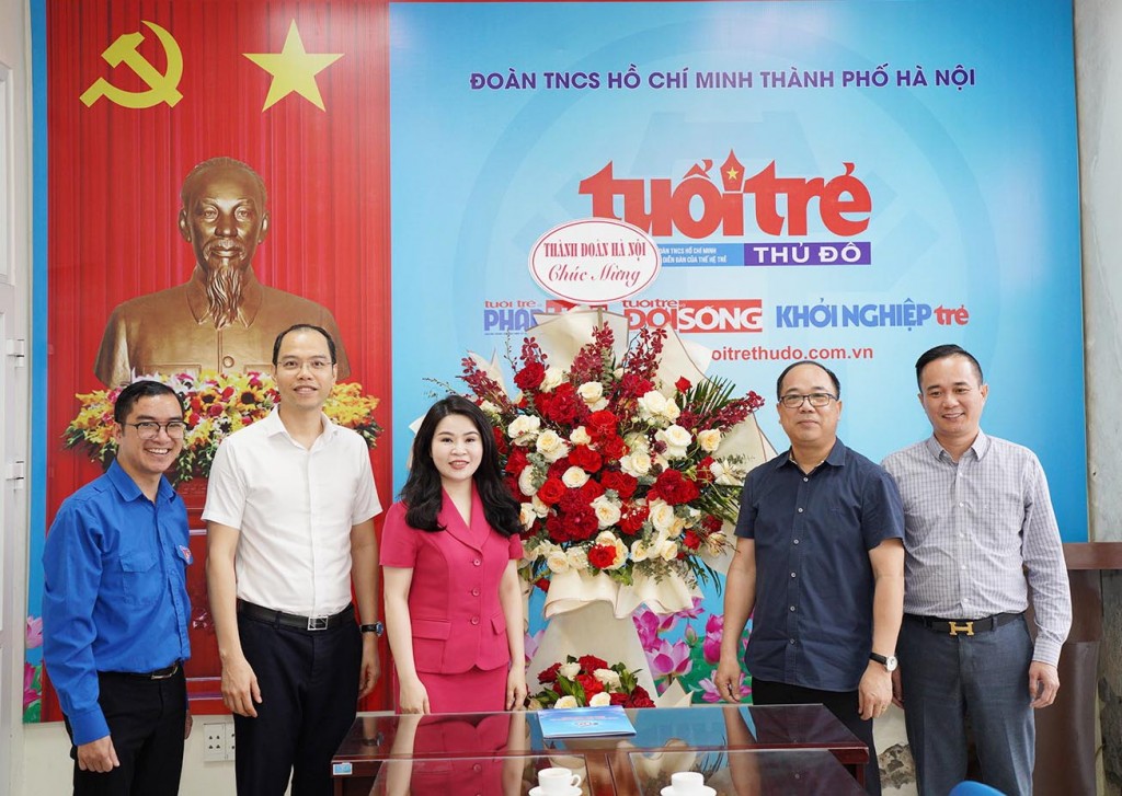 Đại diện lãnh đạo Thành đoàn Hà Nội tặng hoa chúc mừng Báo Tuổi trẻ Thủ đô nhân dịp 93 năm Ngày Xuất bản số báo đầu tiên