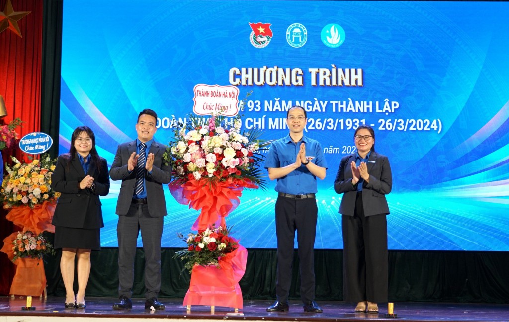 đồng chí: Nguyễn Tiến Hưng, Ủy viên BCH Trung ương Đoàn, Phó Bí thư Thành đoàn, Chủ tịch Hội Sinh viên Việt Nam thành phố Hà Nội