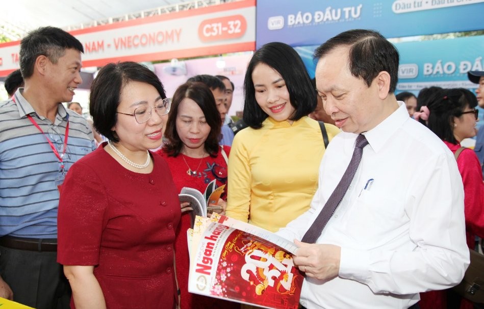 hó Thống đốc Thường trực Ngân hàng Nhà nước Việt Nam Đào Minh Tú tham quan Hội Báo