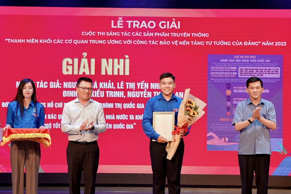 Nguyễn Bá Khải đạt được nhiều giải thưởng trong cuộc thi chính luận bảo vệ nền tảng tư tưởng của Đảng