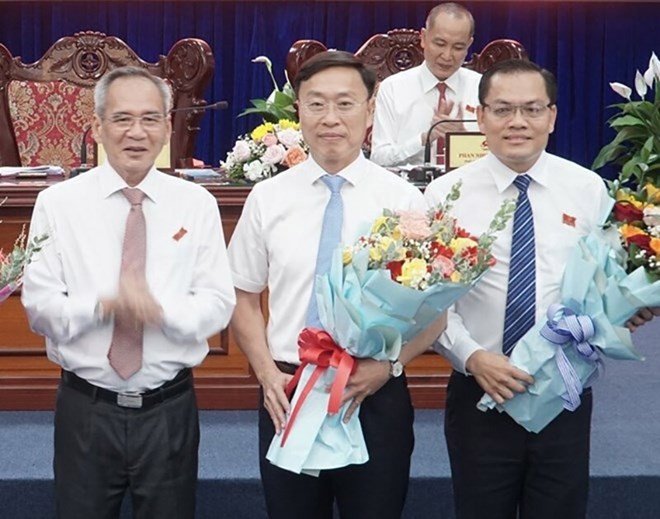 Ông Huỳnh Hữu Trí (giữa) cùng ông Ngô Vũ Thăng (bìa phải) được HĐND bầu vào chức danh Phó chủ tịch UBND tỉnh Bạc Liêu