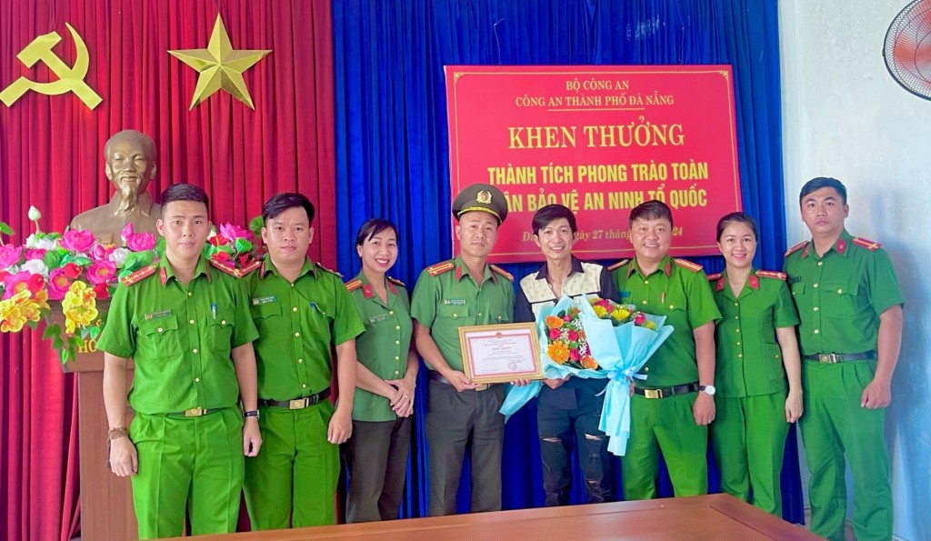 Khen thưởng công dân bắt giữ đối tượng “chống người thi hành công vụ”