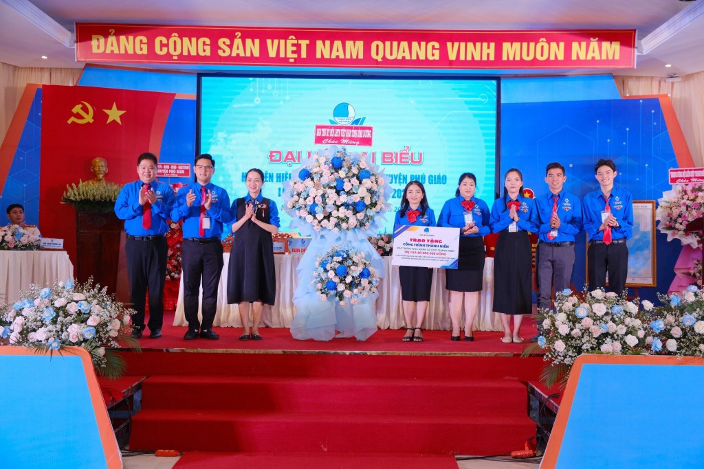 BTV Tỉnh Đoàn - BTK Hội LHTN Việt Nam tỉnh trao tặng lẵng hoa, bản đồ Việt Nam và trao tặng công trình nhà nhân ái