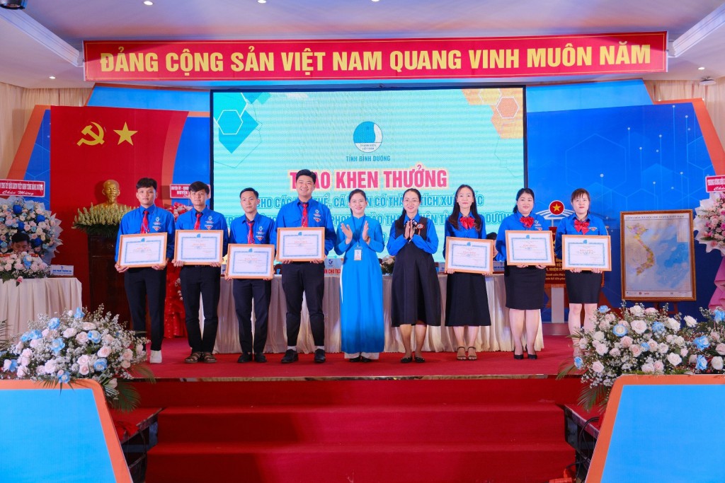 BTK Hội LHTN Việt Nam tỉnh trao tặng Bằng khen cho các tập thể, cá nhân đã thành tích xuất sắc trong công tác Hội và phong trào thanh niên, nhiệm kỳ 2019 – 2024
