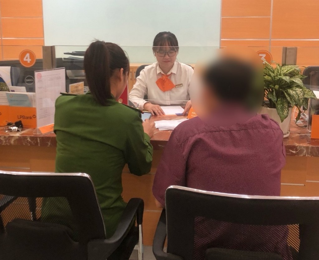 Cán bộ Công an huyện Trùng Khánh phối hợp cán bộ ngân hàng kịp thời ngăn chặn vụ lừa đảo 400 triệu đồng