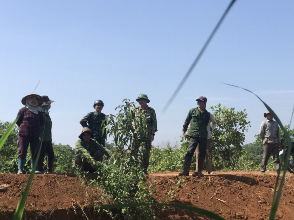 Cán bộ Trung đoàn 720 động viên người dân chăm sóc vườn cây trong mùa khô