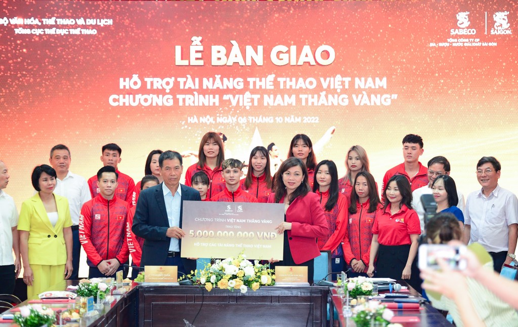 SABECO bàn giao khoản hỗ trợ 5 tỉ đồng từ chương trình Việt Nam Thắng Vàng
