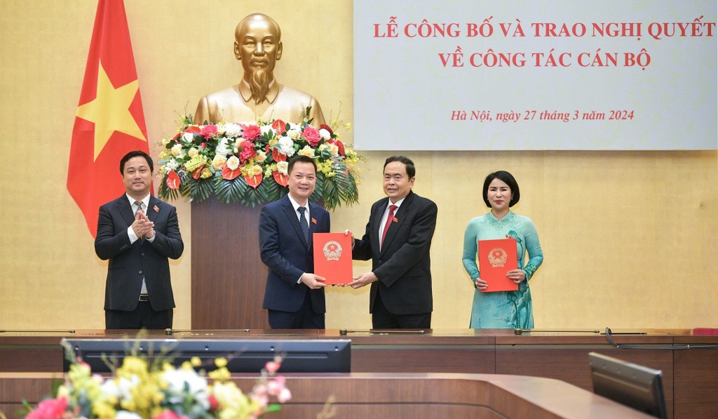 Phó Chủ tịch Thường trực Quốc hội Trần Thanh Mẫn đã trao các Nghị quyết và chúc mừng các đồng chí được bổ nhiệm.