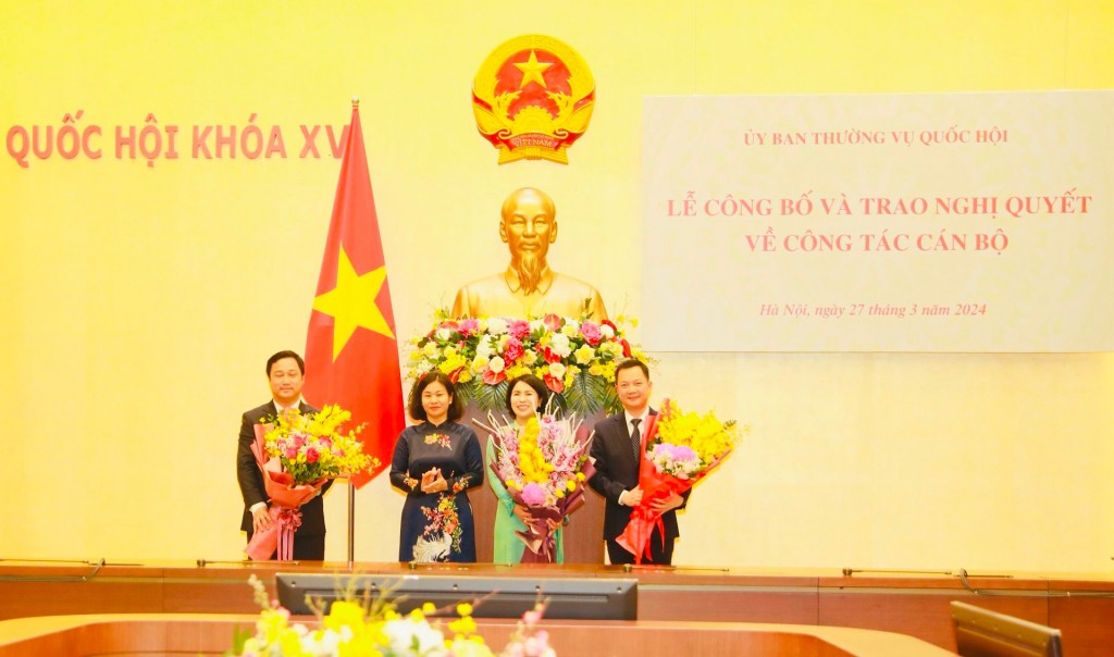 Phó Bí thư Thường trực Thành ủy Nguyễn Thị Tuyến tặng hoa chúc mừng các đồng chí được bổ nhiệm.