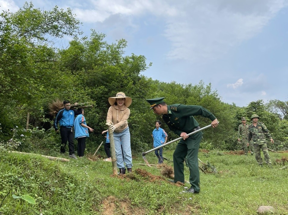 Tô thắm sắc xanh biên cương