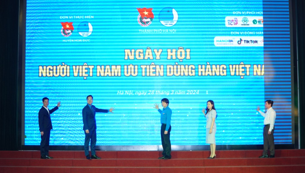 Thanh niên Thủ đô livestream ủng hộ hàng Việt