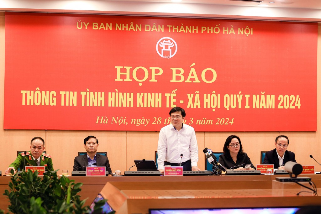 Chánh Văn phòng UBND TP Hà Nội Trương Việt Dũng trả lời tại họp báo.