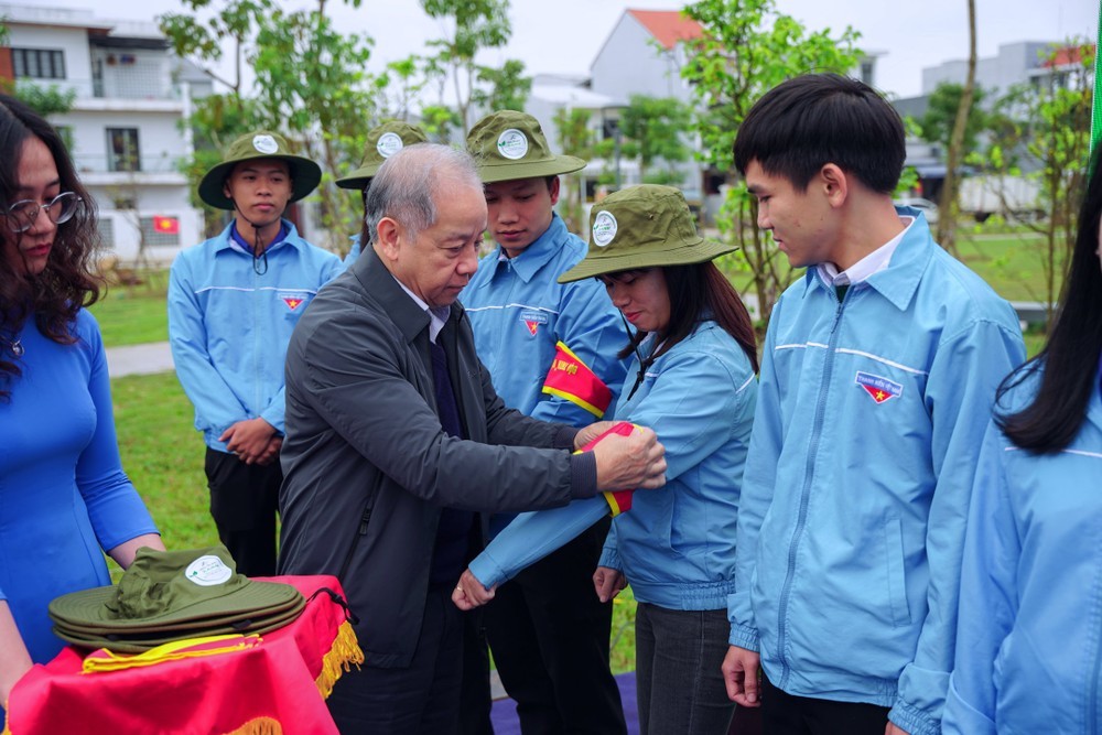 Ông Phan Ngọc Thọ, Phó Bí thư Thường trực Tỉnh ủy Thừa Thiên - Huế trao băng cho đội hình thanh niên tình nguyện “Vì một Huế xanh” 