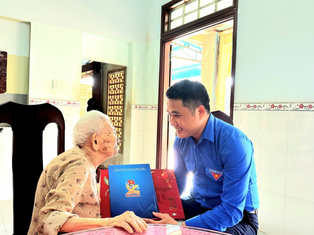 Đồng chí Trương Minh Quang - Ủy viên BCH Trung ương Đoàn, Bí thư Tỉnh đoàn Bình Thuận thăm Mẹ Việt Nam anh hùng