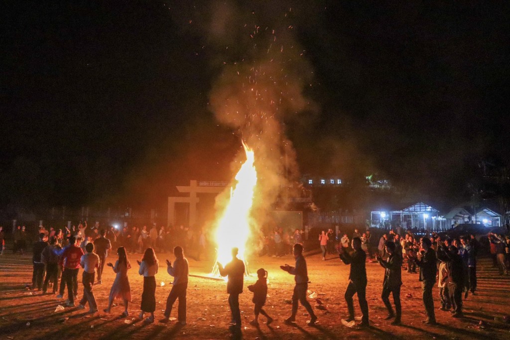 Đốt lửa trại, giao lưu biểu diễn văn nghệ, tuyên truyền các ca khúc cách mạng giữa các đoàn viên, thanh niên và bà con đồng bào Cơ Tu 