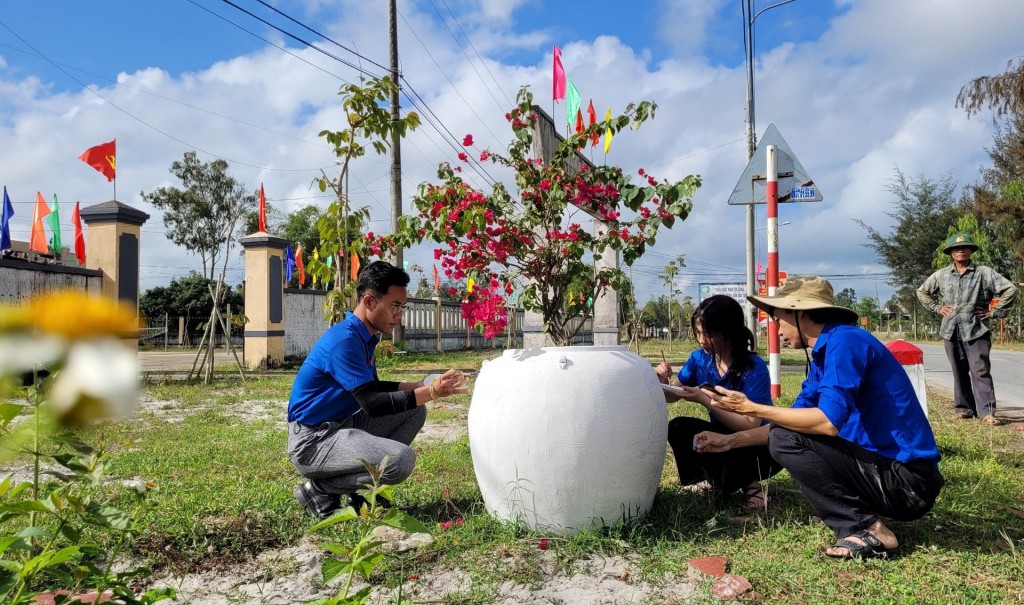 Đoàn viên, thanh niên vẽ tranh trang trí chậu hoa dọc tuyến đường thanh niên tự quản (Ảnh: tinhdoanqnam.vn)