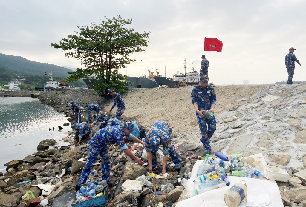 Tuổi trẻ Vùng 3 ra quân dọn dẹp môi trường bờ biển