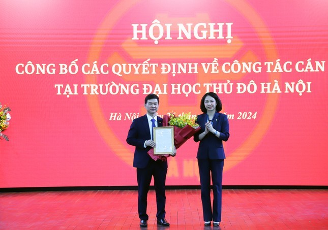 Phó Chủ tịch UBND thành phố Vũ Thu Hà trao Quyết định công nhận Chủ tịch Hội đồng trường Trường Đại học Thủ đô Hà Nội cho Phó Giáo sư, Tiến sĩ Nguyễn Anh Tuấn.