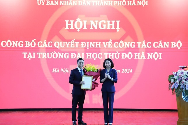 Phó Chủ tịch UBND thành phố Vũ Thu Hà trao Quyết định công nhận Hiệu trưởng Trường Đại học Thủ đô Hà Nội cho Tiến sĩ Đỗ Hồng Cường.