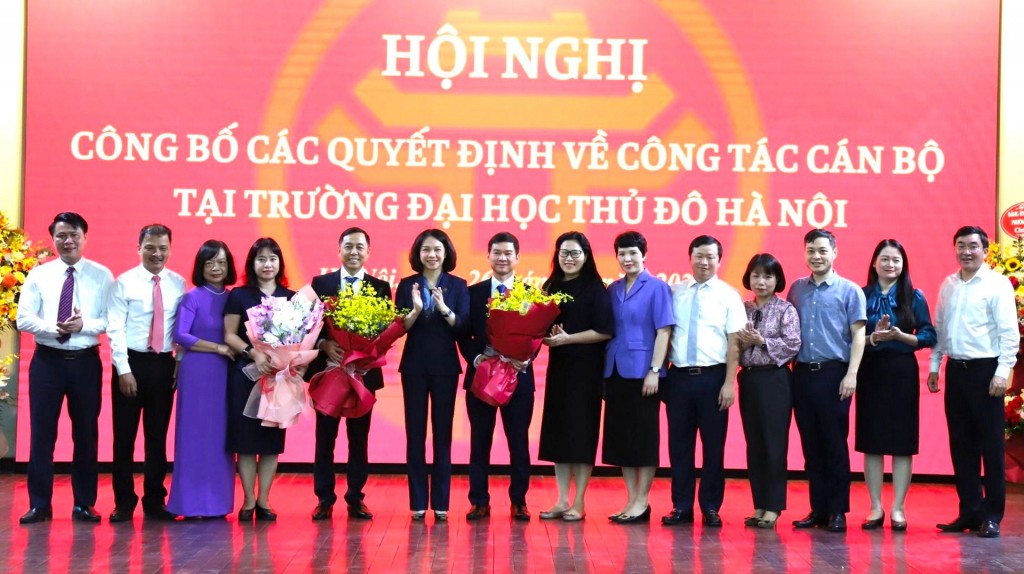 Phó Chủ tịch UBND thành phố Vũ Thu Hà chúc mừng tập thể lãnh đạo nhà trường.