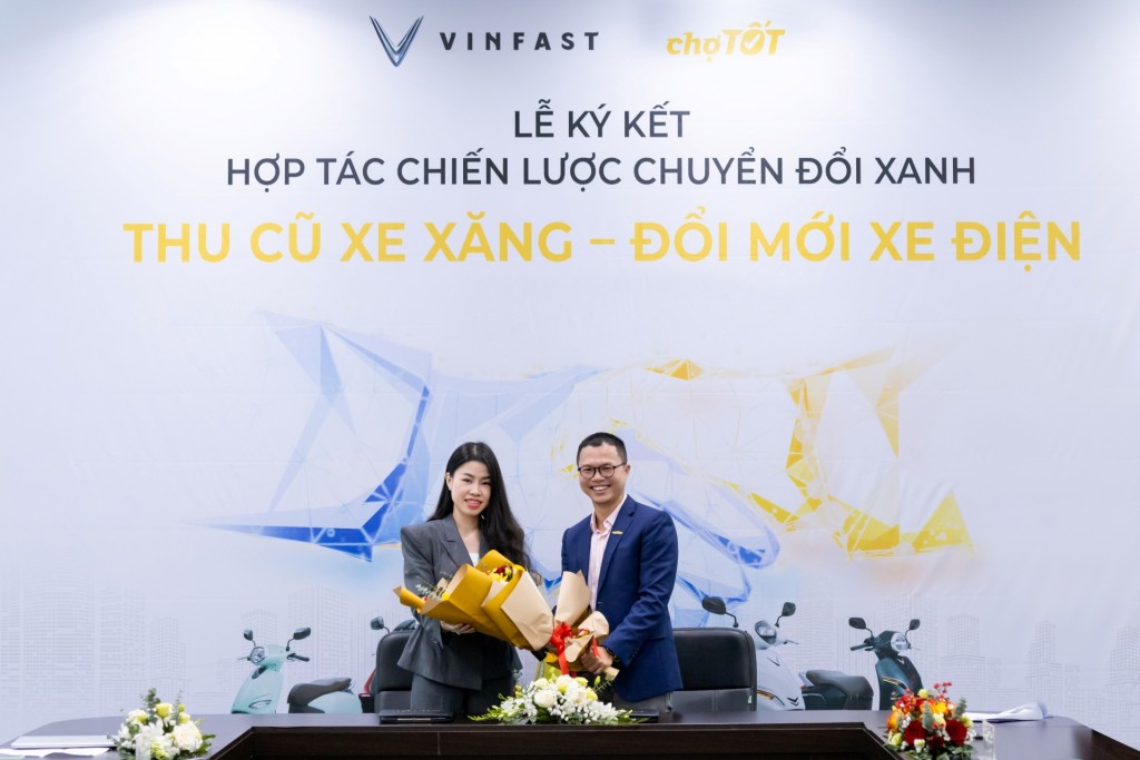 Bà Dương Thị Thu Trang - Tổng giám đốc VinFast Thị trường Việt Nam và ông Nguyễn Trọng Tấn - Tổng giám đốc Chợ Tốt tại lễ ký kết hợp tác