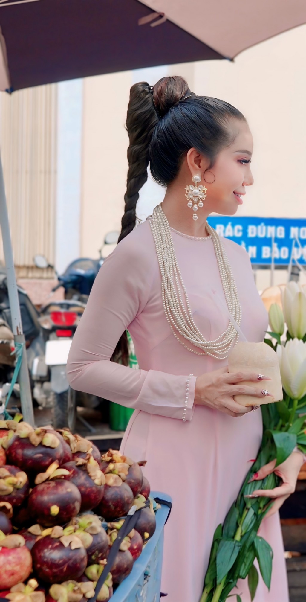 Hoa hậu Thanh Hằng với áo dài 4 tà của NTK Tiến Trần