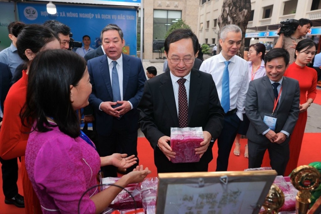 Lãnh đạo Bộ KH&CN, UBND Thành phố Hà Nội, Cục SHTT tham quan các sản phẩm làng nghề, sản phẩm ocop tại khu trưng bày triển lãm
