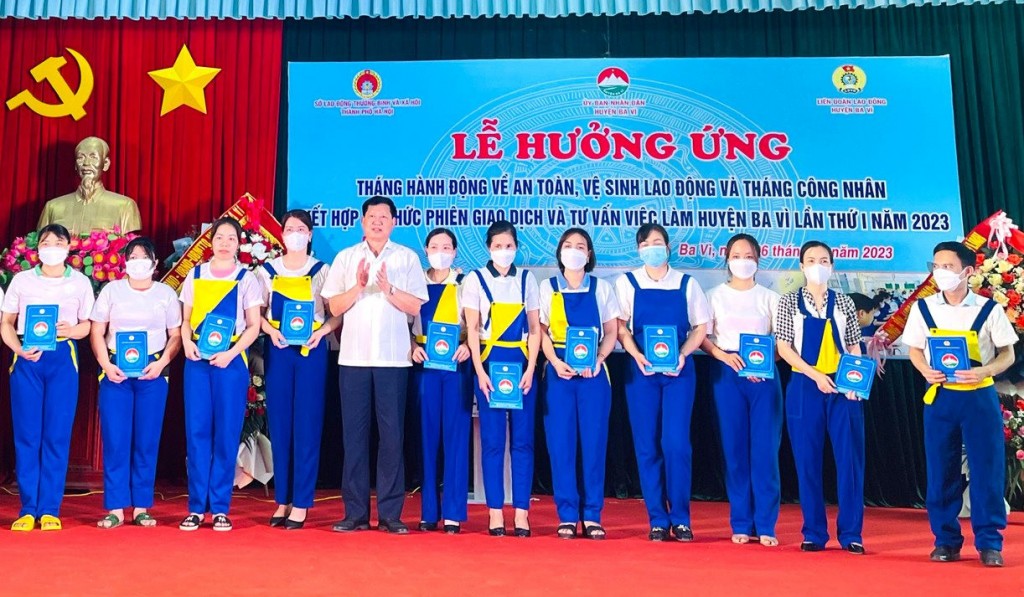 Hoạt động trao tặng quà cho công nhân hưởng ứng Tháng hành động về An toàn, vệ sinh lao động và Tháng Công nhân năm 2023