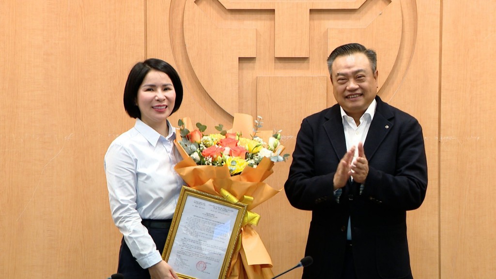 Chủ tịch UBND thành phố Trần Sỹ Thanh trao quyết định cho đồng chí Trần Thị Nhị Hà.