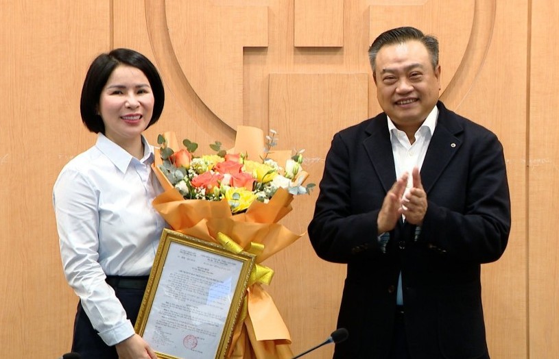 Chủ tịch UBND TP Hà Nội trao quyết định điều động cán bộ