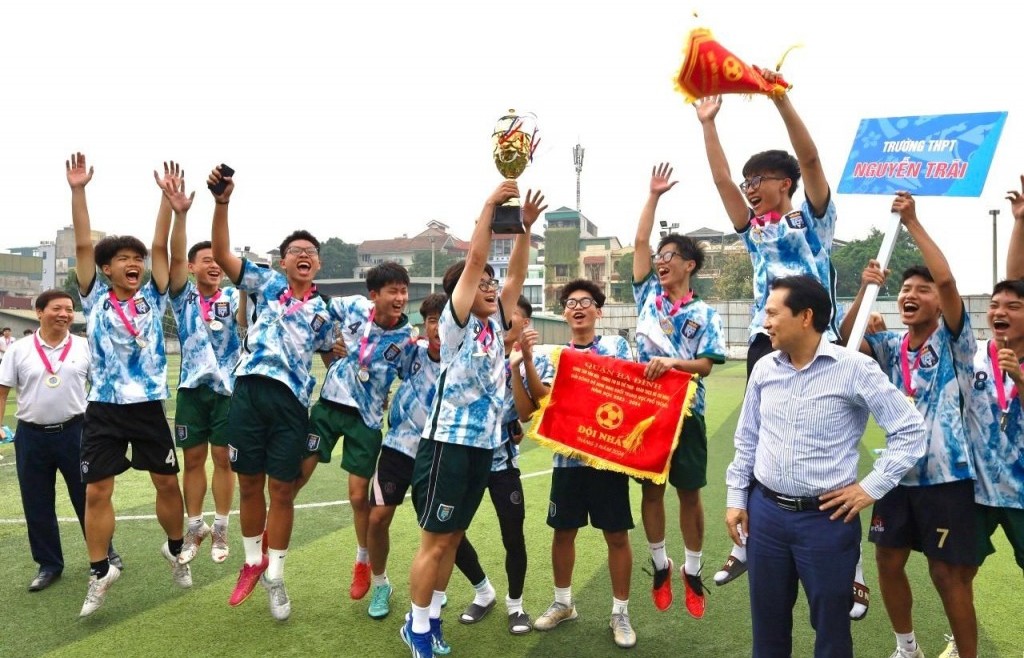 Trường THPT Nguyễn Trãi vô địch giải Bóng đá khối THPT quận Ba Đình