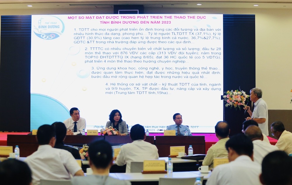 GS.TS Lâm Quang Thành trình bày tham luận tại tọa đàm. Ảnh: Thái Hải.