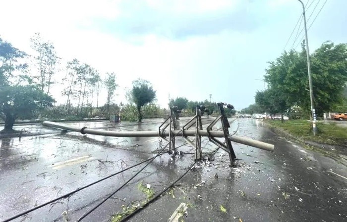 Cột điện tại khu vực phường Hà Khánh, TP Hạ Long gãy đổ ra đường