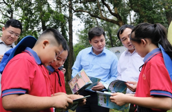 Chạm vào thiên nhiên để thấy hơn một nụ cười của trẻ