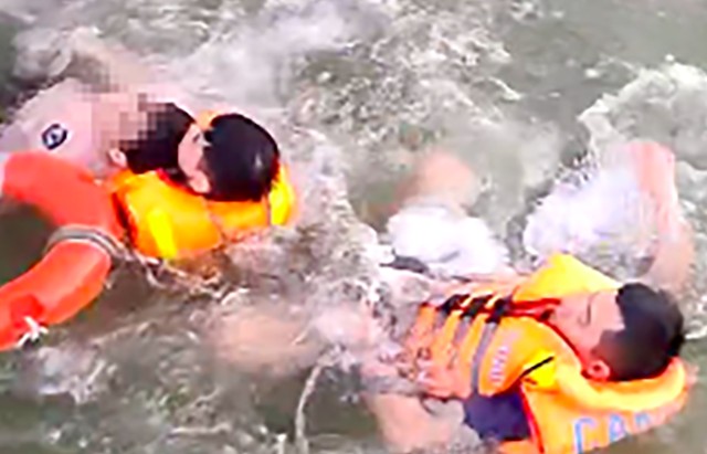 Cảnh sát kịp thời cứu sống nam thanh niên nhảy cầu Long Biên