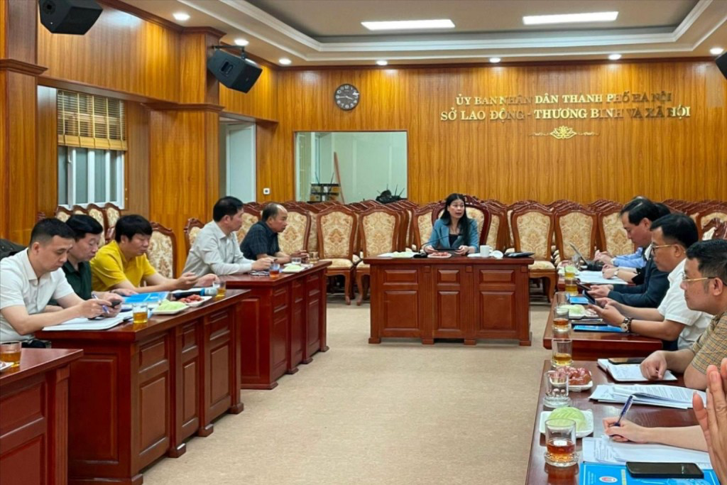 Bà Bạch Liên Hương, Giám đốc Sở Lao động - Thương binh, Xã hội Hà Nội chủ trì buổi họp