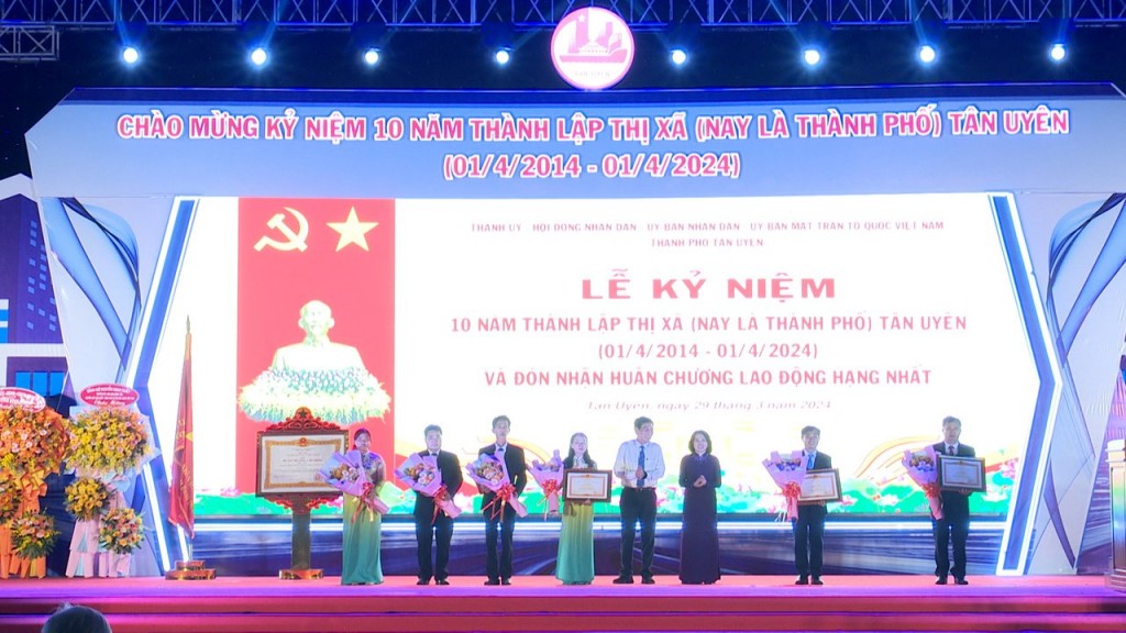 Bình Dương: TP Tân Uyên đón nhận Huân chương Lao động hạng Nhất