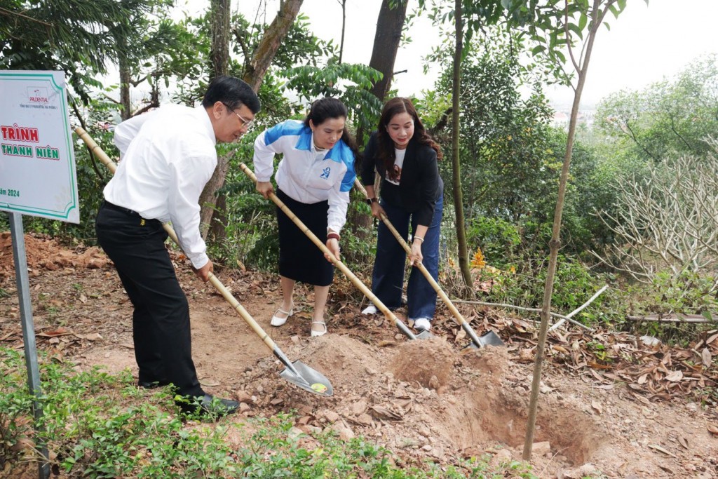 Đoàn viên, thanh niên trồng cây trong Khu tưởng niệm Trạng nguyên Lê Ích Mộc (xã Quảng Thanh, huyện Thủy Nguyên)