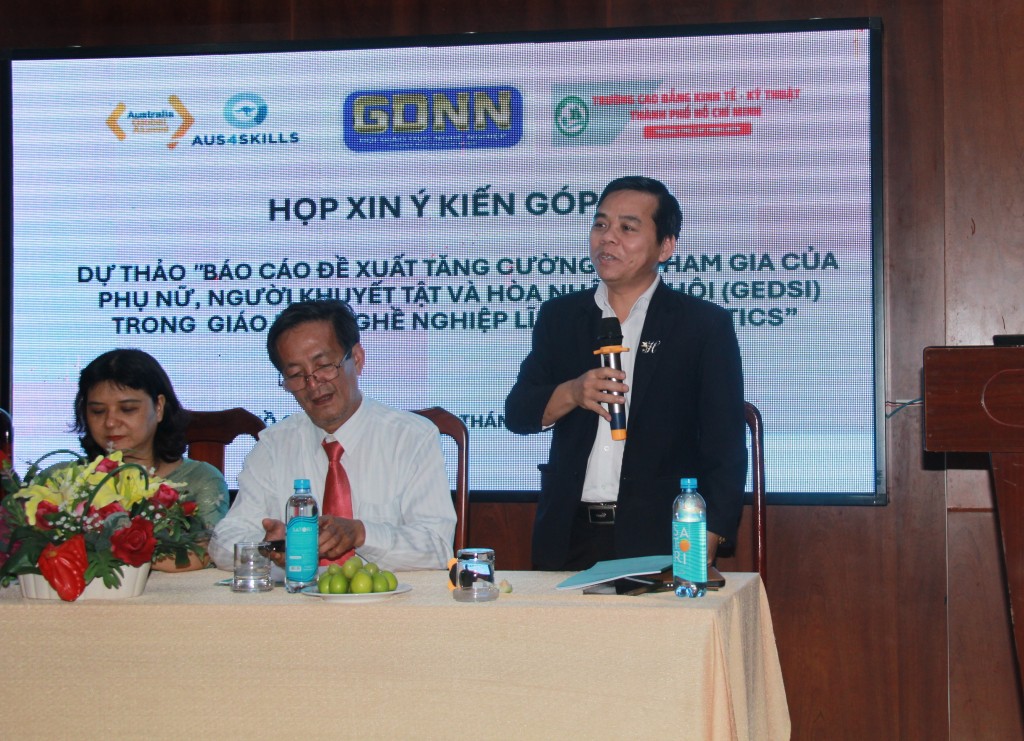 PGS.TS Bùi Văn Hưng (đứng), Hiệu trưởng Trường Cao đẳng Kỹ nghệ II phát biểu tại hội nghị