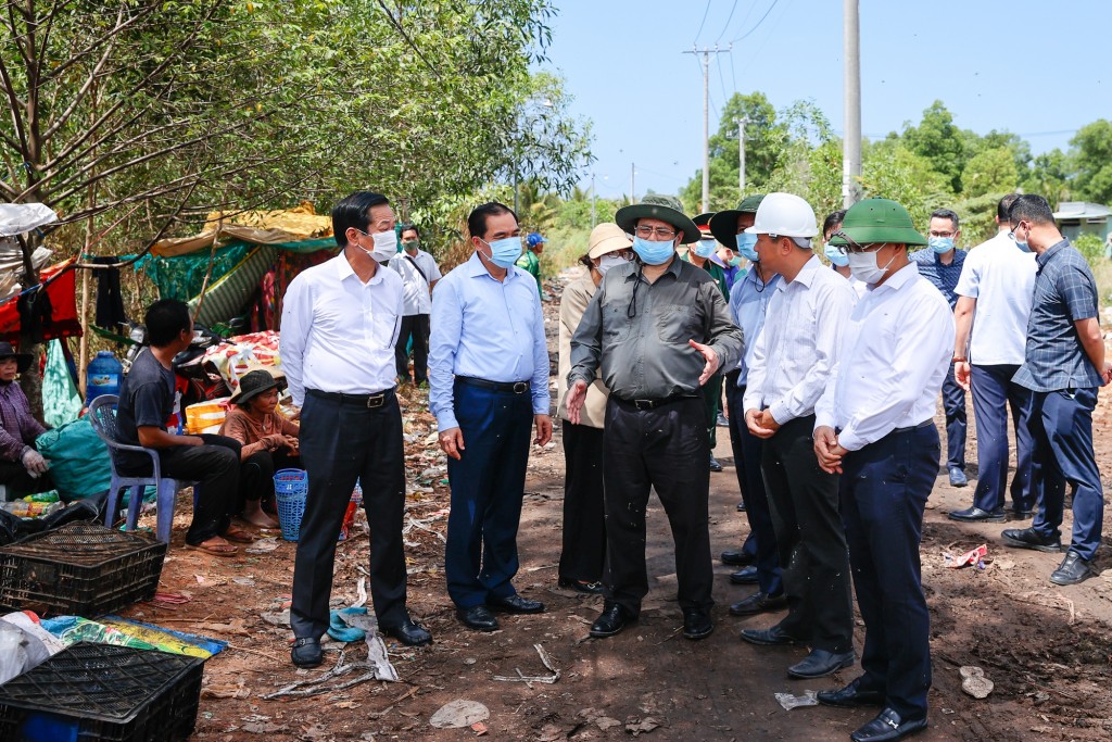 Thủ tướng thị sát công tác thu gom, xử lý rác và thăm địa điểm dự định xây dựng Nhà máy xử lý rác Phú Quốc tại xã Cửa Dương - Ảnh: VGP/Nhật Bắc