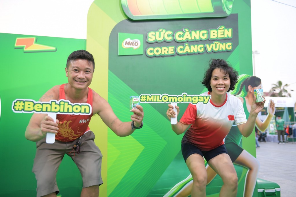 Các vận động viên hào hứng trước khi bắt đầu giải chạy Tiền Phong Marathon 2024